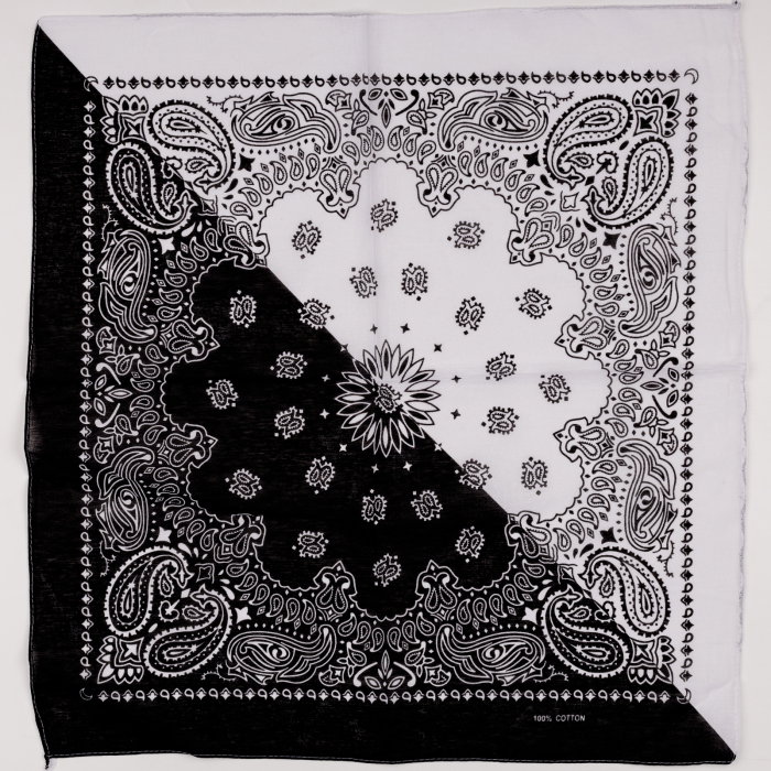 Bandana tip batic patrat cu imprimeu alb pe alb si negru