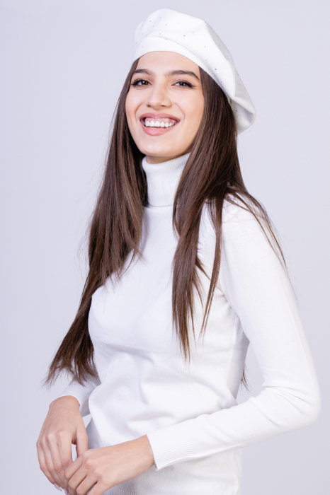 Bereta alba clasica, cu strasuri foarte fine aplicate pe toata suprafata, din bumbac si lana