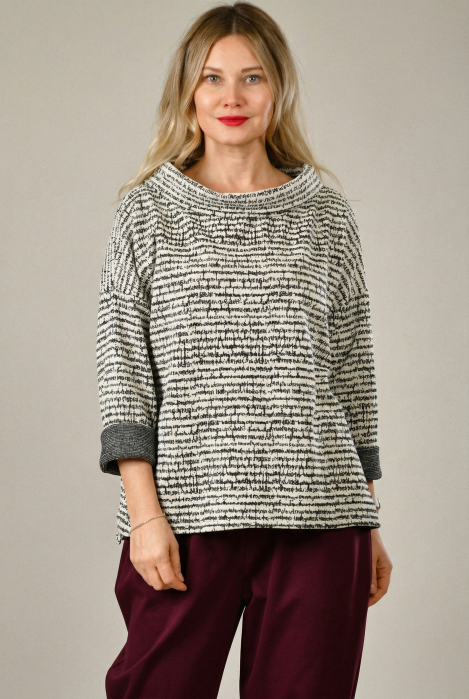 Bluza alb negru cu textura grafica si croi lejer