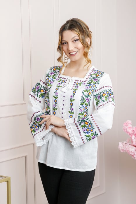 Bluza alba cu motiv floral multicolor Andreea 02