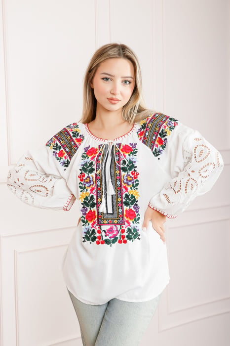 Bluza alba cu motiv floral multicolor Simona 02