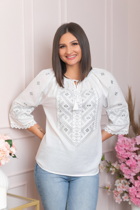 Bluza alba cu motiv geometric argintiu Minerva 03
