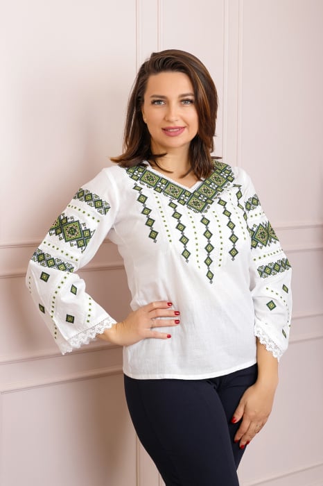Bluza alba cu motiv geometric verde Doina 01