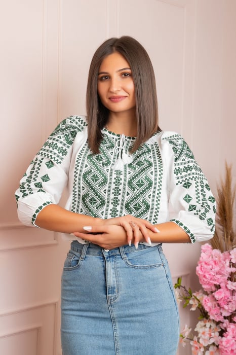 Bluza alba cu motiv geometric verde Minerva 02