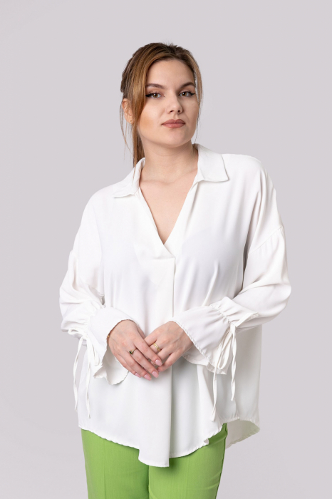 Bluza alba vaporoasa cu maneci clopot