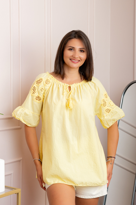 Bluza dama din bumbac Myra cu perforatii florale - Galben pastel