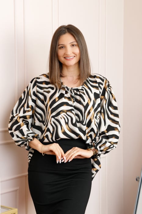 Bluza dama ivoire cu imprimeu abstract negru si auriu Quinn plus size