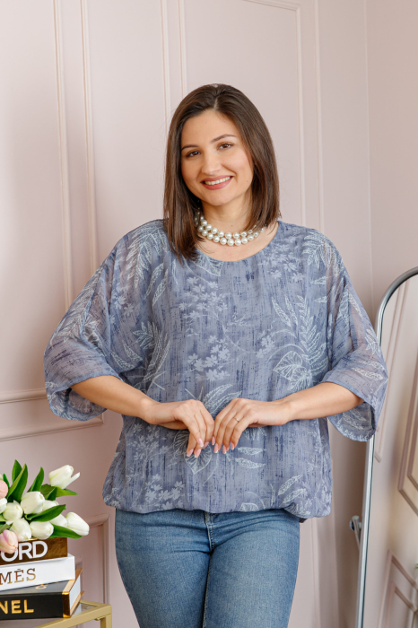 Bluza dama Maddie din voal bleu cu imprimeu floral alb