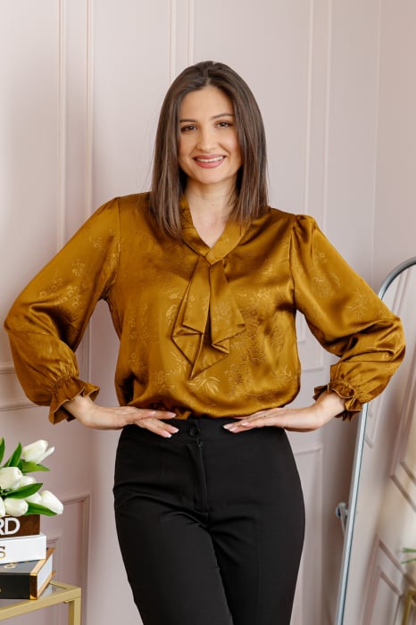Bluza dama satinata maro caramel cu aplicatie tip cravata Yvonne