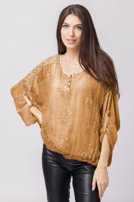 Bluza din matase si vascoza camel brodata si dantela pe spate si nasturei