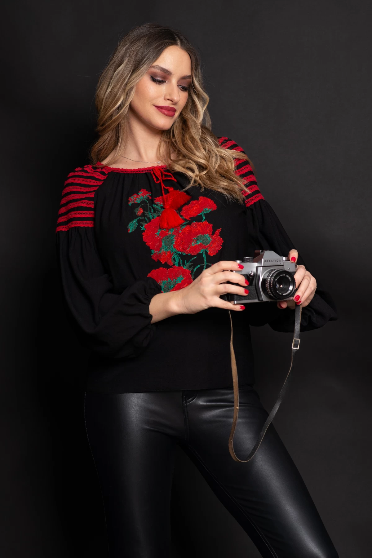 Bluza Effect neagra din vascoza cu broderie florala rosie si maneci bufante