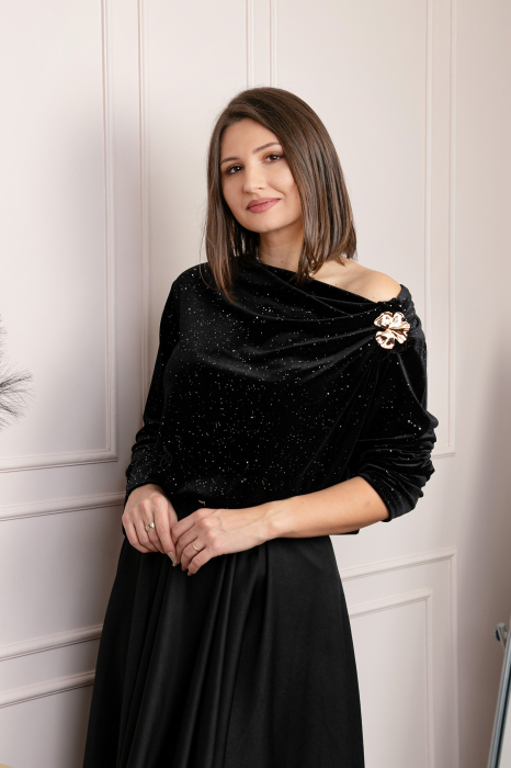 Bluza eleganta din catifea Noelle cu brosa aurie si decolteu lejer - Negru