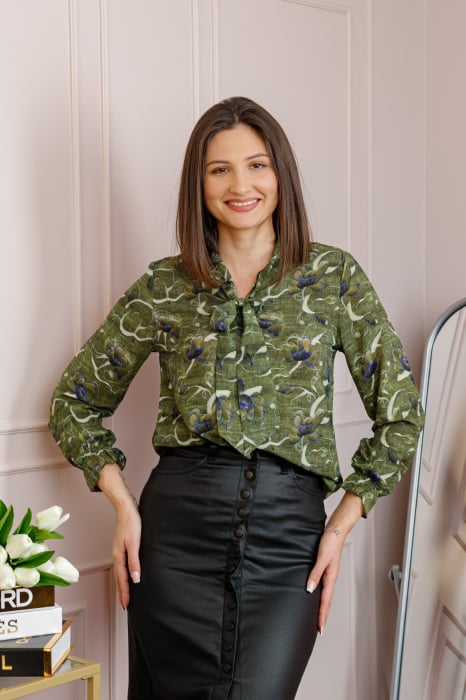 Bluza eleganta Nathalie cu funda la gat si imprimeu verde olive