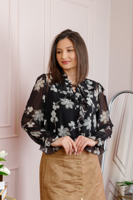 Bluza eleganta neagra Lucienne cu flori albe si jabou