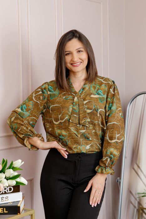 Bluza eleganta Sophie cu aplicatie tip cravata si imprimeu camel