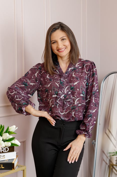 Bluza eleganta Sophie cu aplicatie tip cravata si imprimeu mov pruna si verde petrol