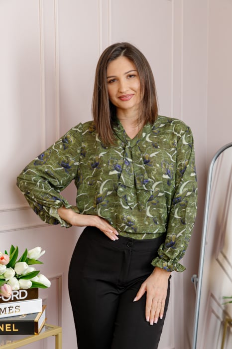 Bluza eleganta Sophie cu aplicatie tip cravata si imprimeu verde olive