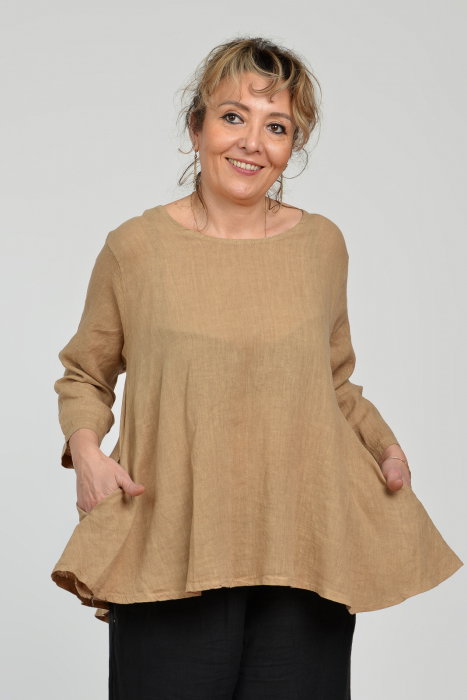 Bluza evazata cu clin la spate din in, camel