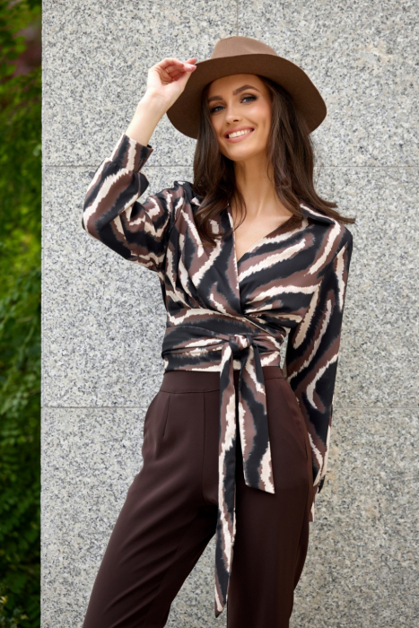 Bluza maro petrecuta cu animal print