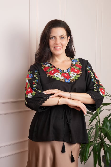 Bluza neagra cu broderie florala multicolora Dorina