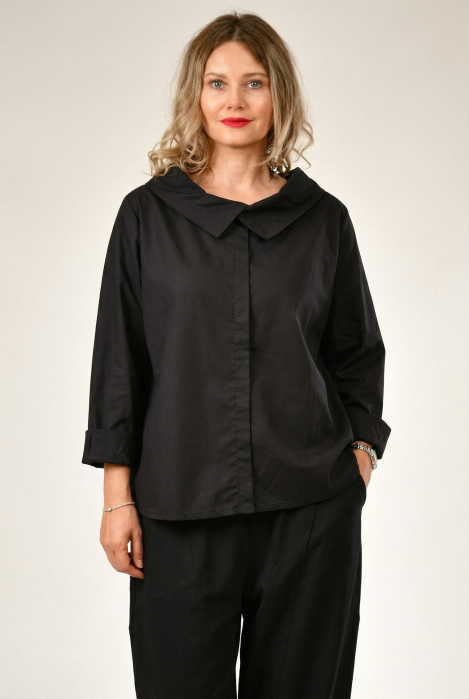 Bluza neagra cu guler rasfrant si croi lejer, stil minimalist elegant, din bumbac