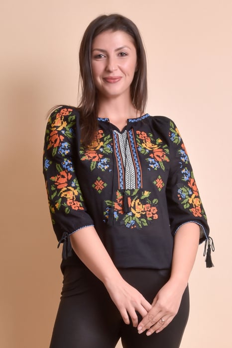 Bluza neagra cu motiv multicolor Gina 02