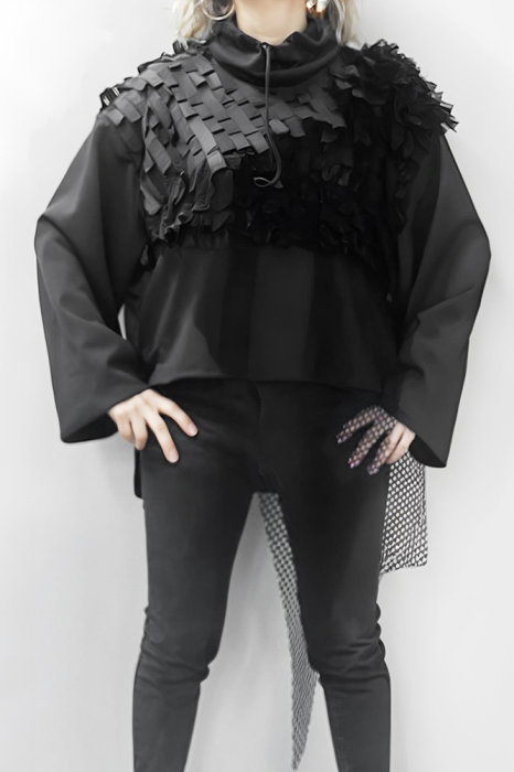 Bluza neagra oversize, compusa din materiale diferite cu guler inalt