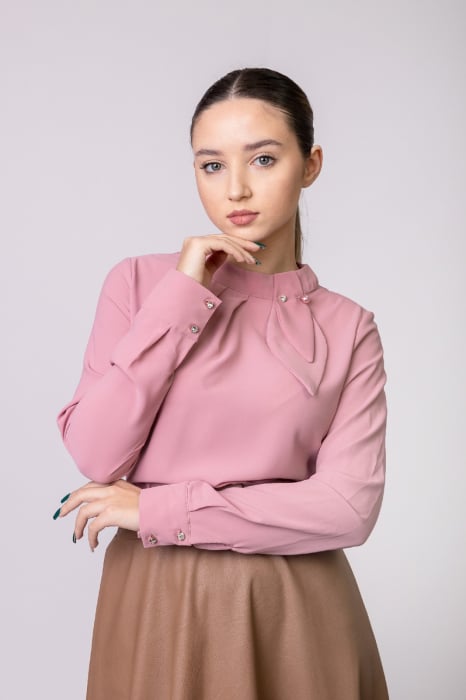 Bluza roz eleganta cu pliuri la bust si aplicatie decorativa