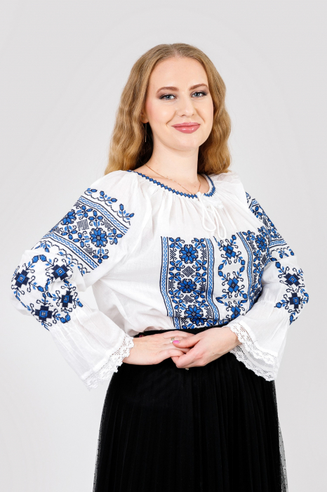 Bluza tip ie alba cu motiv floral albastru Liana 05