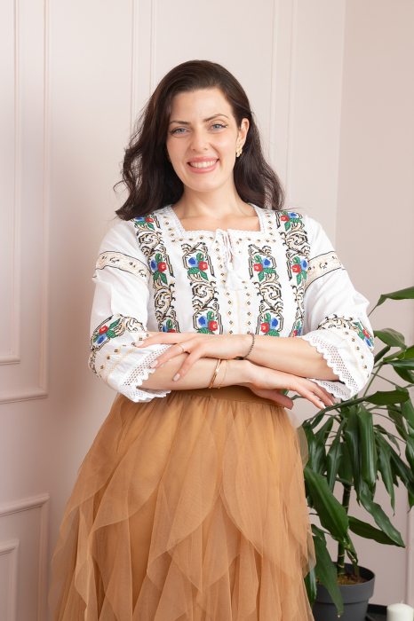 Bluza tip ie alba cu motiv floral multicolor Malvina 02