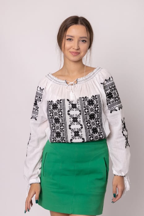 Bluza tip ie alba cu motiv floral negru Liana 03