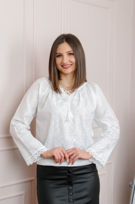 Bluza tip ie alba cu motiv geometric alb Aura