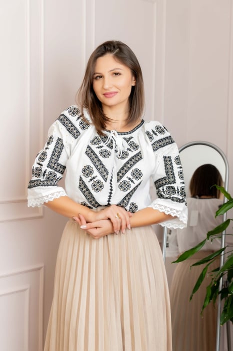 Bluza tip ie alba cu motiv geometric negru Doroteea