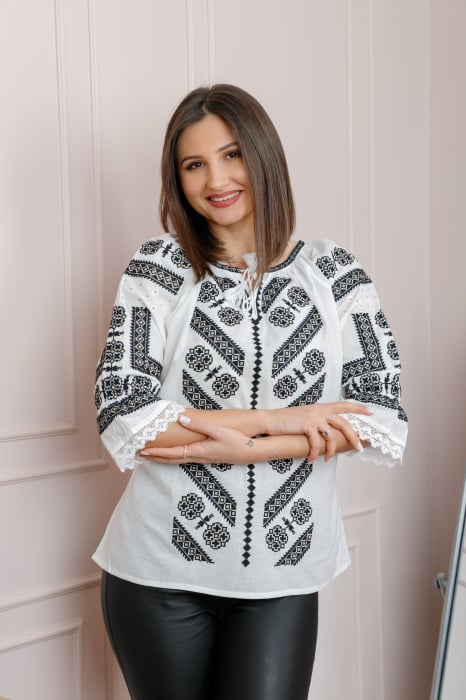 Bluza tip ie alba cu motiv geometric negru Sabina