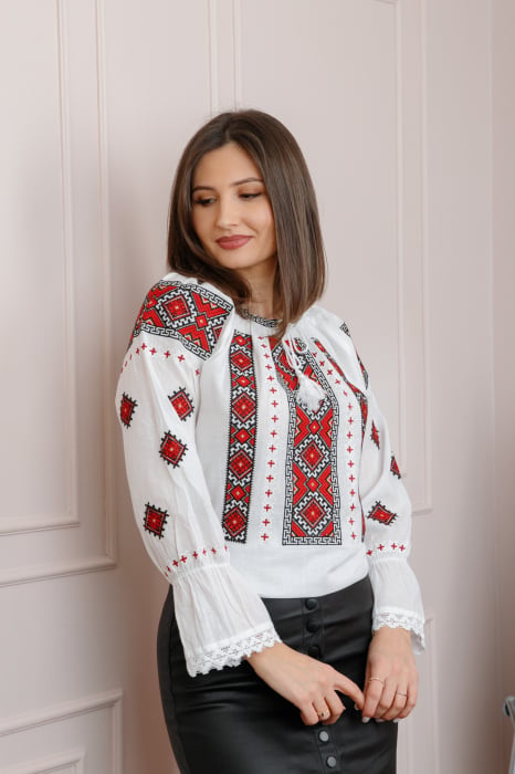 Bluza tip ie alba cu motiv geometric rosu Adriana