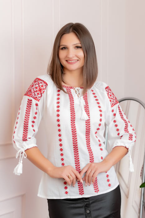 Bluza tip ie alba cu motiv geometric rosu Zamfira 01