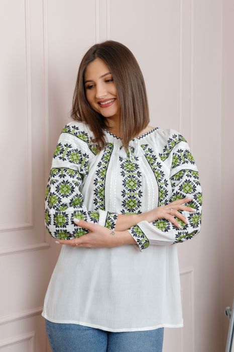 Bluza tip ie alba cu motiv geometric verde deschis Brigita 03
