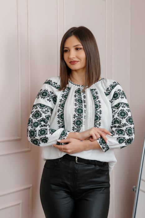Bluza tip ie alba cu motiv geometric verde inchis Brigita 02
