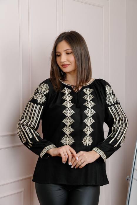 Bluza tip ie neagra cu motiv geometric auriu Olimpia