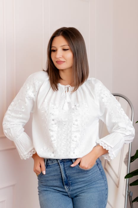 Bluza tip ie traditionala alba cu motiv floral argintiu Angelica 02