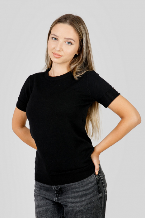 Bluza tricotata neagra cu nasturi decorativi
