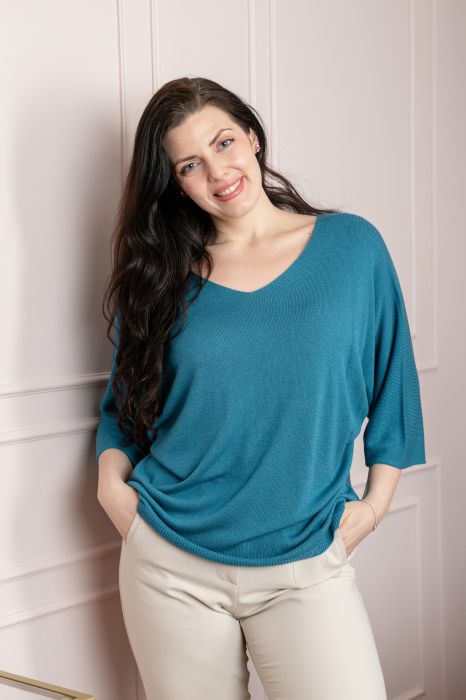 Bluza tricotata turcoaz inchis cu maneci liliac