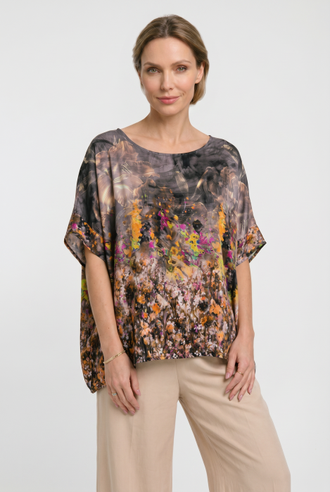 Bluza vaporoasa tip poncho din matase si vascoza, croi oversized cu print abstract pe fond si maneci largi fluide