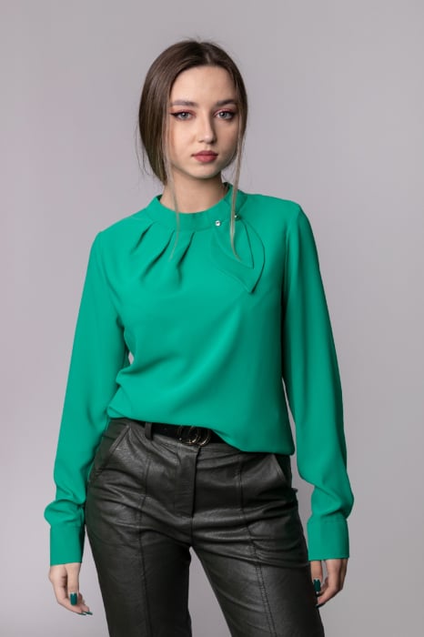 Bluza verde eleganta cu pliuri la bust si aplicatie decorativa