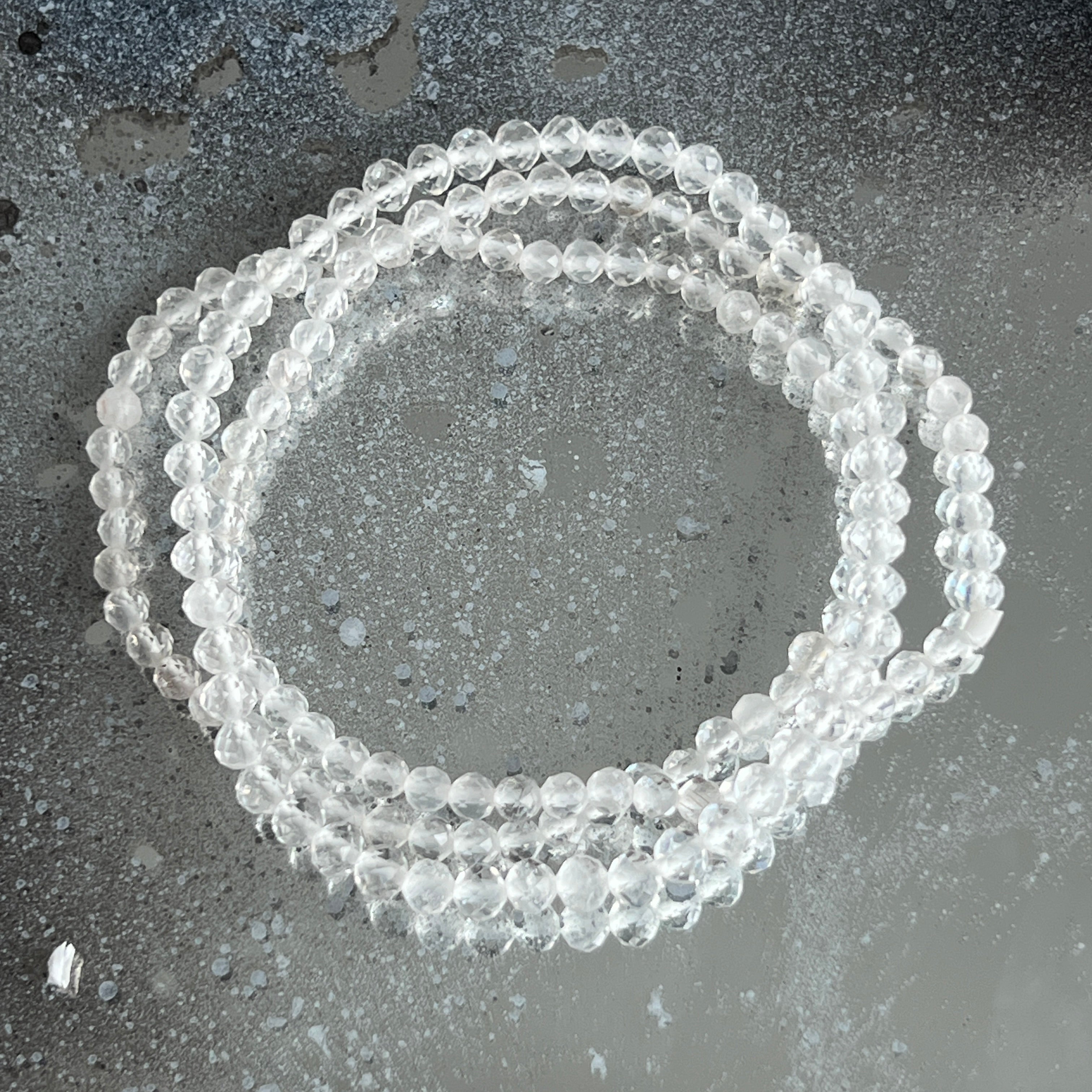 Bratara fatetata cuart de stanca/cristal incolor 4 mm