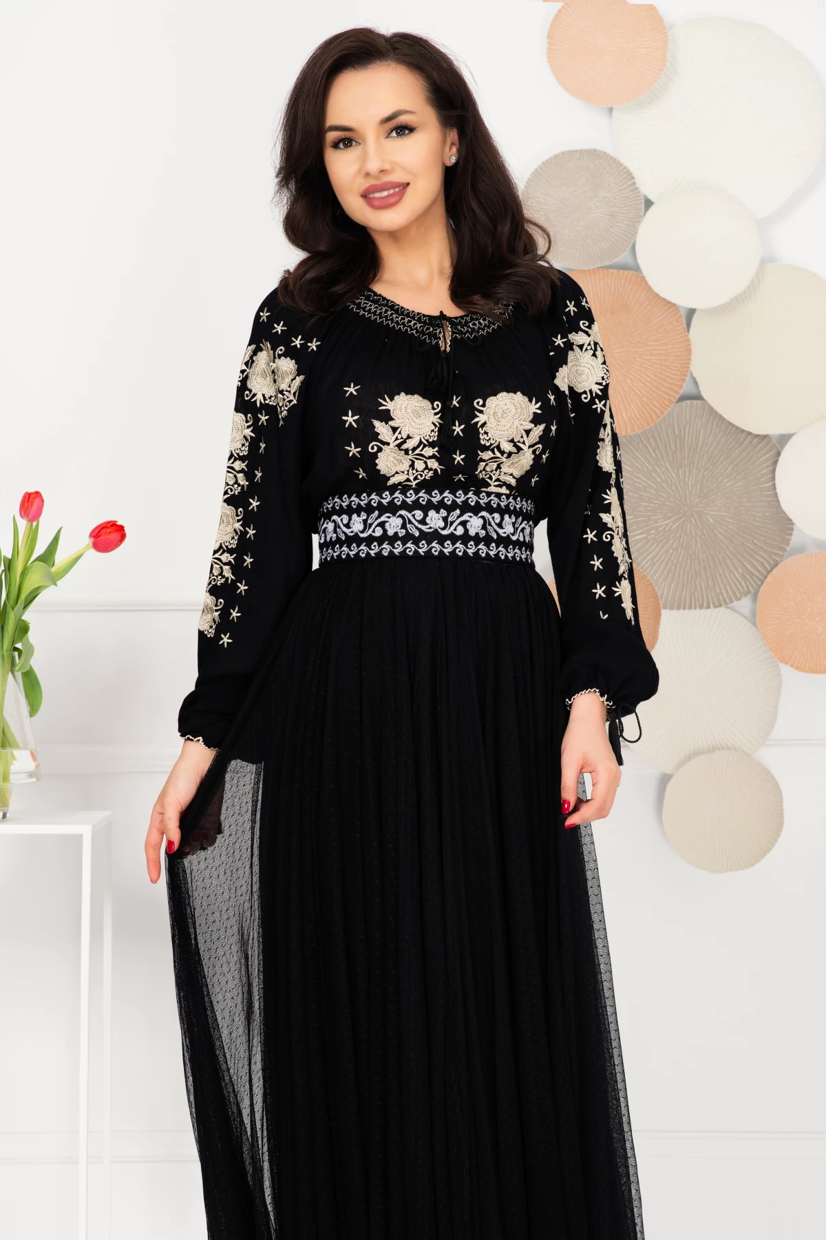 Brau traditional cu broderie florala gri