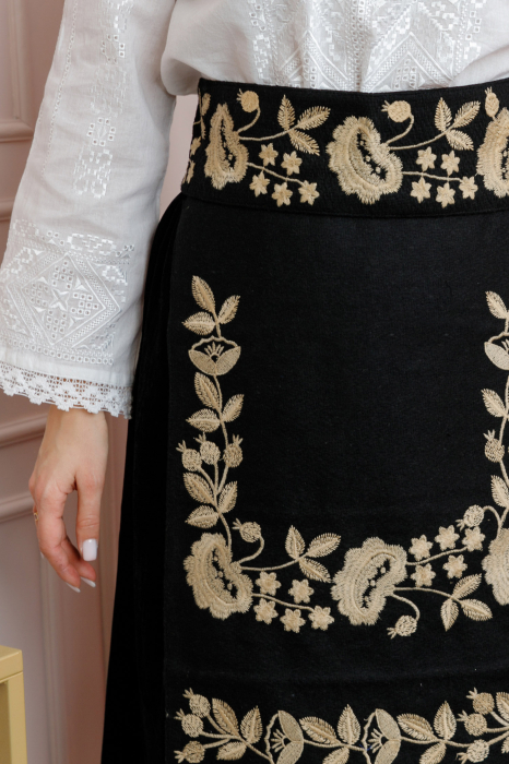Brau traditional negru cu motiv floral auriu Madalina