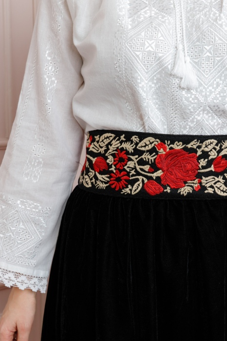 Brau traditional negru cu motiv floral rosu Flora