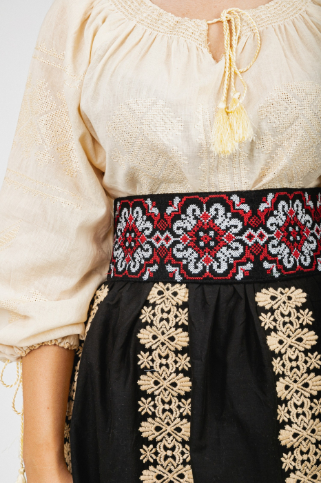 Brau traditional negru cu motiv floral rosu Florentina