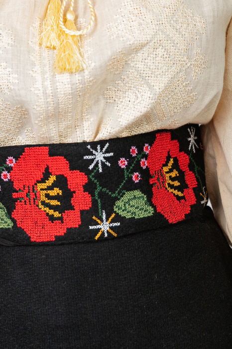 Brau traditional negru cu motiv floral rosu Zina